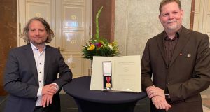 Staatssekretär Christian Rickerts (links) mit Ingo Horn bei der Verleihung des Bundesverdienstkreuzes im Roten Rathaus (Foto: Letsplay4Charity)