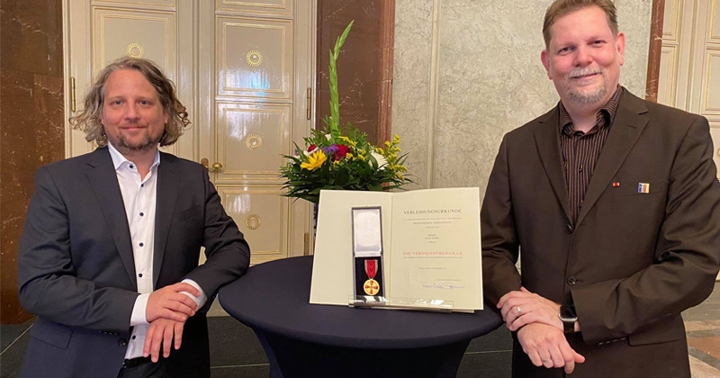 Staatssekretär Christian Rickerts (links) mit Ingo Horn bei der Verleihung des Bundesverdienstkreuzes im Roten Rathaus (Foto: Letsplay4Charity)