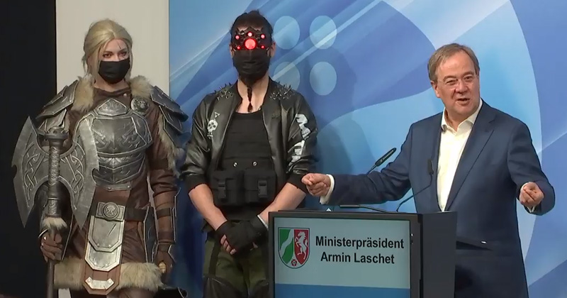 NRW-Ministerpräsident Armin Laschet (rechts) bei der Eröffnung des Fusion Campus am 29. Juni in Düsseldorf (Quelle: YouTube)
