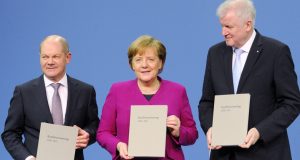 Olaf Scholz (SPD), Angela Merkel (CDU) und Horst Seehofer (SPD) bei der Vorstellung des Koalitionsvertrags am 18. März 2018 (Foto: Deutscher Bundestag / Achim Melde)