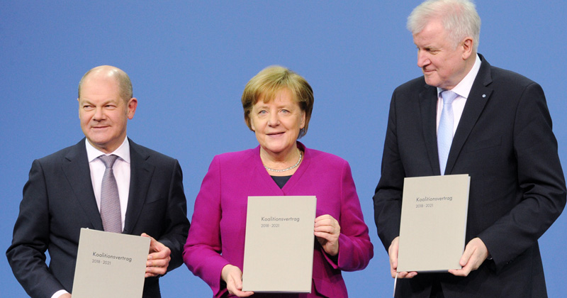 Olaf Scholz (SPD), Angela Merkel (CDU) und Horst Seehofer (SPD) bei der Vorstellung des Koalitionsvertrags am 18. März 2018 (Foto: Deutscher Bundestag / Achim Melde)