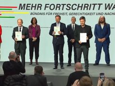 Der designierte Kanzler Olaf Scholz (SPD), FDP-Vorsitzender Christian Lindner und Grünen-Chef Robert Habeck präsentieren den unterschriebenen Koalitionsvertrag.
