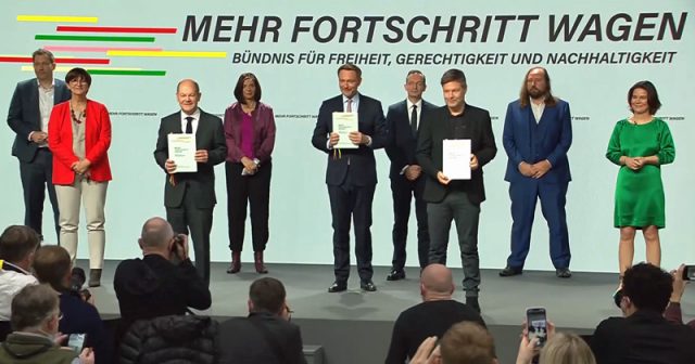 Der designierte Kanzler Olaf Scholz (SPD), FDP-Vorsitzender Christian Lindner und Grünen-Chef Robert Habeck präsentieren den unterschriebenen Koalitionsvertrag.