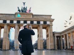 Play has no limits: Im Werbespot erweckt Influencer Rewinside das Brandenburger Tor zum Leben (Abbildung: Sony Interactive / Departd)
