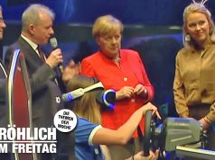 Bundeskanzlerin Angela Merkel (CDU) bei ihrem Besuch am PlayStation-Stand während der Gamescom 2017 (Abbildung: KoelnMesse)