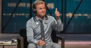 Die Höhle der Löwen-Investor Nico Rosberg testet den tragbaren Subwoofer Deep One (Foto: RTL / Bernd-Michael Maurer)