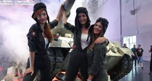 Gruppenbild mit Panzer: Der Messe-Auftritt von World of Tanks-Hersteller Wargaming auf der Gamescom 2019 (Foto: Fröhlich)