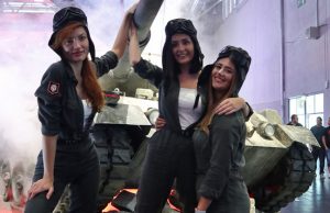 Gruppenbild mit Panzer: Der Messe-Auftritt von World of Tanks-Hersteller Wargaming auf der Gamescom 2019 (Foto: Fröhlich)