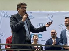 Game-Sommerfest 2022: Verbands-Geschäftsführer Felix Falk (rechts) bedankt sich beim Parlamentarischen Staatssekretär Michael Kellner mit einer illuminierten Sonic-Figur (Foto: Fröhlich)
