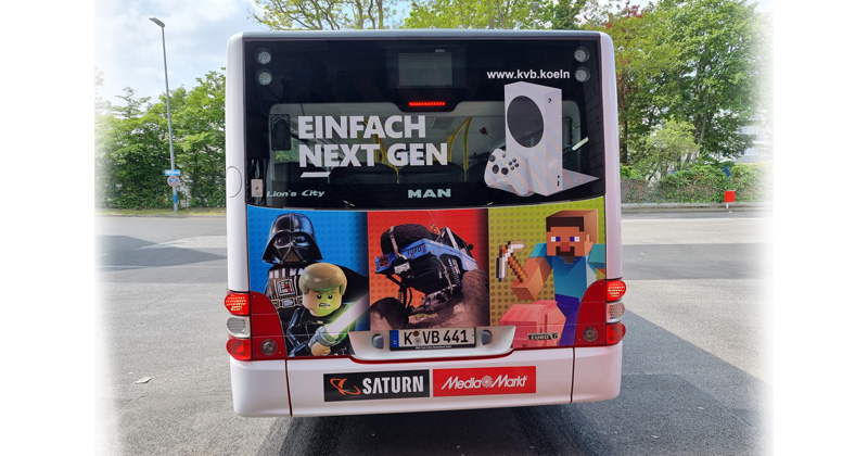 In Großstädten wie Köln wirbt Microsoft auf Bussen für die Xbox Series S (Foto: Microsoft)
