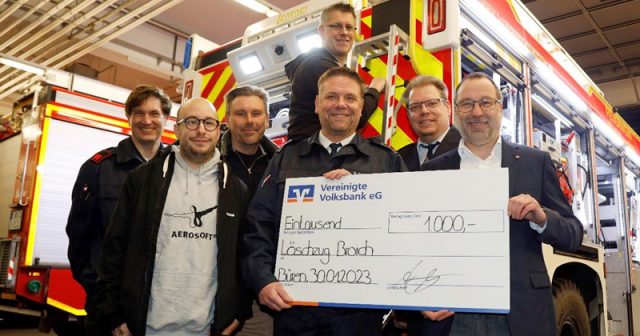Die Aerosoft-Mitarbeiter Fabian Boulegue (2. v. l.) und Dirk Ohler (3. v. l.) bei der Übergabe des Schecks an die Freiwillige Feuerwehr Mülheim an der Ruhr (Foto: Aerosoft)