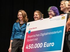 Bayerns Digitalministerin Judith Gerlach (CSU, rechts) hatte zur Eröffnung von GG Bavaria 2023 einen Scheck über 450.000 € im Gepäck (Foto: Stefan Frierstein)
