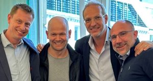 Die Profiflitzer-Gründer Bastian Müller und Mario Thom neben den 1SP-Agency-Gründern Torsten Oppermann und Markus Oeller (Foto: 1SP Agency)