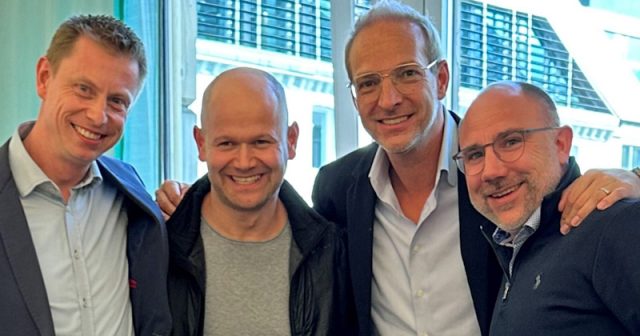 Die Profiflitzer-Gründer Bastian Müller und Mario Thom neben den 1SP-Agency-Gründern Torsten Oppermann und Markus Oeller (Foto: 1SP Agency)