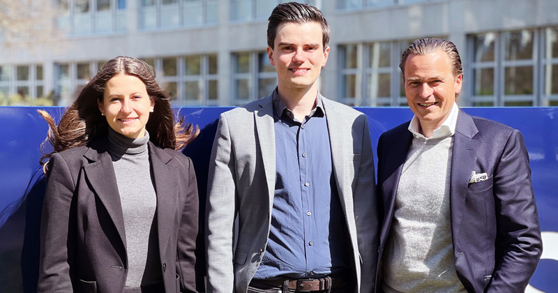 Foraum-Gründer Fabian Rohr (Mitte) mit den Heise-Gesellschaftern Johanna Heise und Ansgar Heise (Foto: Heise Mediengruppe)