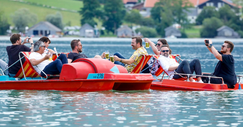 Die brenzligste Situation seit der Havarie der Ever Given: Sommerfest-Gäste beim Tretboot-Ausflug (Foto: Web Media Publishing AG)
