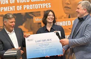 Games-Förderung in Deutschland: Die größten Projekte 2024 (Update) Wirtschaftsminister Robert Habeck, Ubisoft-Sprecherin Nicole Lorenz und Ubisoft Blue Byte-Chef Benedikt Grindel am BMWK-Stand auf der Gamescom 2023 (Foto: GamesWirtschaft)