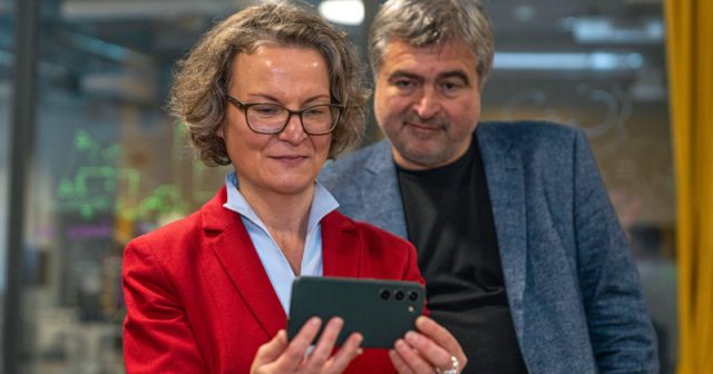 NRW-Digitalministerin Ina Scharrenbach (CDU) mit Ubisoft-Manager Benedikt Grindel (Foto: Ubisoft Blue Byte)