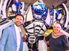 Games-Förderung 2024: Und jetzt? (Analyse) Kultur-Staatsministerin Claudia Roth (Bündnis 90 / Die Grünen) - hier bei ihrem Gamescom-2022-Besuch mit Game-Geschäftsführer Felix Falk (Foto: Koelnmesse / Uwe Weiser)