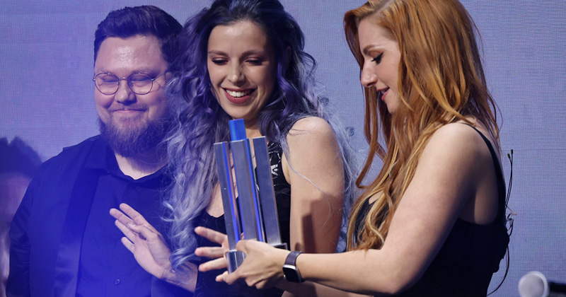 German Computer Game Award 2023: Lara Loft (right) presents the Player of the Year award to Shurjoka (Photo: Getty Images / Franziska Krug for Quinke Networks)
