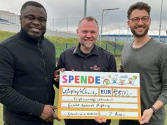 Letsplay4Charity sammelt Spenden für Gerald-Asamoah-Stiftung Scheck-Übergabe auf Schalke: Gerald Asamoah, Dennis Henson (Letsplay4Charity), Jens Conrad (Foto: Letsplay4Charity e. V.)