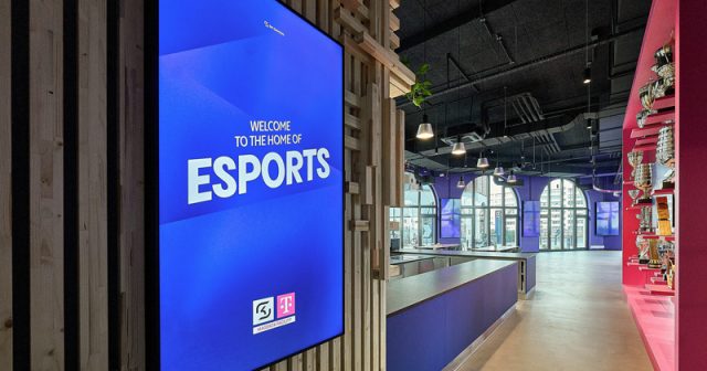 Im Eingangsbereich der Magenta Facility V2 ist auch die Trophäen-Sammlung untergebracht (Foto: SK Gaming)