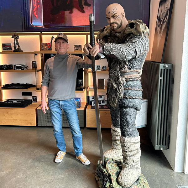 Reinhold Schor (links) ist Store Manager im THQ Nordic Vienna Store (Foto: THQ Nordic)