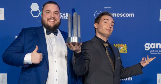 Reeze überreicht den Deutschen Computerspielpreis 2024 an den 'Spieler des Jahres' Maurice Weber (Foto: DCP / eosAndy / Andreas Krupa)