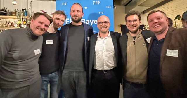 DCP-Warm-Up des FFF Bayern am 17. April 2024 mit Digitalminister Fabian Mehring (3. v. r.) und den Nominierten von IroxGames, Aesir Interactive und Pixel Maniacs (Foto: GamesWirtschaft / Fröhlich)