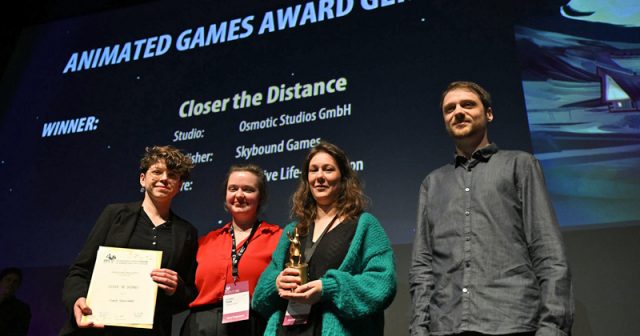 Das Team von Osmotic Studios beim Animated Games Award Germany 2024 (v. l. n. r.): Lidija Schnakenberg (3D Artist), Annika Curts (Producer), Vanessa Zeeb (Art Director) und Konstantin Rudolph (Programmer) - Foto: ITFS / Reiner Pfisterer