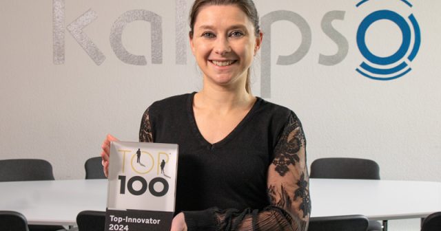 Kalypso-Media-Geschäftsführerin Anika Thun mit der Top-100-Auszeichnung (Foto: Kalypso Media)
