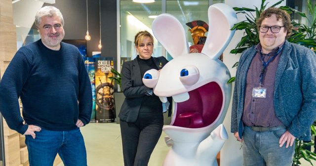 Ubisoft-Duesseldorf-Mona-Baur-0424 Bendikt Grindel (Managing Director), NRW-Wirtschaftsministerin Mona Neubaur (Grüne) und Ubisoft-Sprecher Karsten Lehmann im Eingangsbereich von Ubisoft Düsseldorf (Foto: Ubisoft)