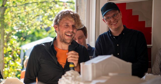 Festspielhaus-Bayreuth-App-Emergo-230724 Florian André Unterbruger (Industriemuseum Bayreuth e. V.) und Emergo Entertainment-Gründer Paul Redetzky bei der Eröffnung der Festspielhaus-Ausstellung (Foto: Lena Remmert)