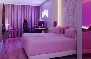 Nhow Hotel in Berlin eröffnet ‚Gaming Room‘ Zur Serienausstattung des 'Gaming Room' im Nhow Hotel Berlin gehört ein Gaming-PC und eine PlayStation 5 (Foto: Minor Hotels Europe Americas)