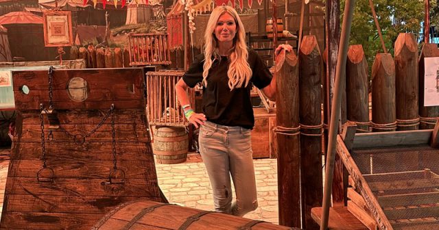 Designerin Britta Crecelius in 'ihrer' Mittelalter-Welt von Kingdom Come Deliverance 2 auf der Gamescom 2024 (Foto: Crecelius Raumdesign)