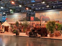 Gamescom Award 2025 prämiert Gratis-Merch und Messe-Stände Alles fertig: Der Kingdom Come Deliverance 2-Stand am Mittwochmorgen vor Start der Gamescom 2024 (Foto: Crecelius Raumdesign)