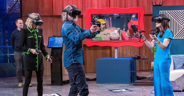 DHDL-Holocafe-Glagau-Williams-031024 Holocafé in der Höhle der Löwen: Nils Glagau, Janna Ensthaler und Judith Williams testen VR-Games (Foto: RTL / VOX / Bernd Michael Maurer)