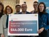 Verbands-Umfrage: Bayern ist bester Games-Standort 2025 (Update) Bayerns Digitalminister Fabian Mehring (Freie Wähler) mit dem Team von Games Bavaria (Foto: Pia Obermaier für Games Bavaria)