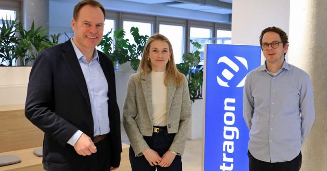 Düsseldorf-OB Stephan Keller (CDU) mit den Astragon-Co-Geschäftsführern Julia Pfiffer und Tim Schmitz (Foto: Landeshauptstadt Düsseldorf / Ingo Lammert)