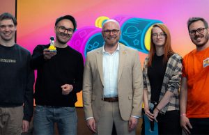 GG Bavaria 2026 startet morgen – Mehring überreicht Publikumspreis Verleihung des GG Bavaria Indie Award - von links: Maximilian Diversi, Christoph Minnameier, Bayerns Digitalminister Fabian Mehring (Freie Wähler), Una Micheroli und Sebastian Uitz (Foto: Alexander Hartung für Games / Bavaria)