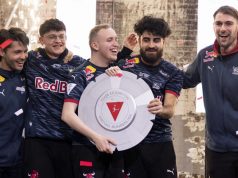 Virtual Bundesliga 2024/25: RB Leipzig ist zum dritten Mal Club-Meister RB Leipzig gewinnt die VBL Club Championship 2024/25 - von links: Coach Ivan Churoc, Levy Finn Rieck (RBLZ_levyfinn), Anders Vejrgang (RBLZ_Vejrgang), Umut Gültekin (RBLZ_Umut) und Coach Daniel Fehr (Foto: DFL / Getty Images / Vera Loitzsch)