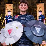 So sieht ein Double-Sieger aus: Levy Finn Rieck von RB Leipzig mit den VBL-Meisterschalen 2025 (Foto: DFL / Getty Images / Daniel Kopatsch)