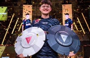 Levy Finn Rieck ist Kicker eFootballer des Jahres 2025 So sieht ein Double-Sieger aus: Levy Finn Rieck von RB Leipzig mit den VBL-Meisterschalen 2025 (Foto: DFL / Getty Images / Daniel Kopatsch)