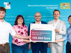 Bayern schafft Strukturen für gemeinnützigen E-Sport Symbolische Scheck-Übergabe für E-Sport im ländlichen Raum - von links: Verbands-Vize Leon Janßen, E-Sport-Verband-Bayern-Präsidentin Sandra Bloy, Digitalminister Fabian Mehring (Freie Wähler), Landtags-Abgeordneter Julian Preidl (Freie Wähler) und Florian von Keller (1. Vizepräsident E-Sport Verband Bayern) - Foto: Bayerisches Staatsministerium für Digitales