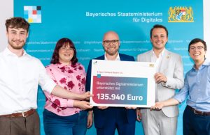 Bayern schafft Strukturen für gemeinnützigen E-Sport Symbolische Scheck-Übergabe für E-Sport im ländlichen Raum - von links: Verbands-Vize Leon Janßen, E-Sport-Verband-Bayern-Präsidentin Sandra Bloy, Digitalminister Fabian Mehring (Freie Wähler), Landtags-Abgeordneter Julian Preidl (Freie Wähler) und Florian von Keller (1. Vizepräsident E-Sport Verband Bayern) - Foto: Bayerisches Staatsministerium für Digitales