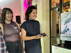 Tag der Offenen Tür der Bundesregierung: Forschungsministerium zeigt DCP-Gewinner Es geht rapide abwärts: Bundesministerin Dorothee Bär am Sommerfest-Stand von Megagon Industries (links: Gründer Daniel Helbig und Game Designerin Anna Bloser) - Foto: GamesWirtschaft / Petra Fröhlich