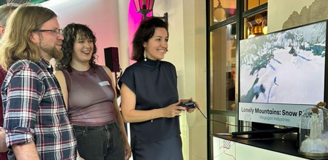 Es geht rapide abwärts: Bundesministerin Dorothee Bär am Sommerfest-Stand von Megagon Industries (links: Gründer Daniel Helbig und Game Designerin Anna Bloser) - Foto: GamesWirtschaft / Petra Fröhlich