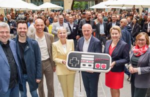 House of Games: Ubisoft Berlin unterschreibt Mietvertrag Standort-Bekanntgabe des House of Games Berlin - von links: Benedikt Grindel (Ubisoft), Felix Falk (Game-Verband), Roland Sillmann (Wista), Jeannine Koch (MediaNet Berlin-Brandenburg), Berlins Regierender Bürgermeister Kai Wegner (CDU), Wirtschafts-Senatorin Franziska Giffey (SPD), Nandita Wegehaupt (Stiftung Digitale Spielekultur), Florian Masuth (MediaNet) - Foto: MediaNet Berlin-Brandenburg