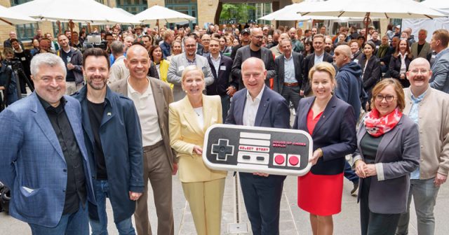 House-of-Games-Berlin-Standort-Wegner-Giffey-100625 Standort-Bekanntgabe des House of Games Berlin - von links: Benedikt Grindel (Ubisoft), Felix Falk (Game-Verband), Roland Sillmann (Wista), Jeannine Koch (MediaNet Berlin-Brandenburg), Berlins Regierender Bürgermeister Kai Wegner (CDU), Wirtschafts-Senatorin Franziska Giffey (SPD), Nandita Wegehaupt (Stiftung Digitale Spielekultur), Florian Masuth (MediaNet) - Foto: MediaNet Berlin-Brandenburg