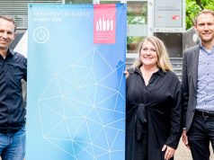 Games Hub Hessen sucht Maskottchen Jan Klose (Game Hessen), Stephanie Wüst (Wirtschaftsdezernentin) und Bernhard Grieb (Wirtschaftsförderung Frankfurt) bei der Eröffnung des Frankfurt Business Games Hub (Foto: Stadt Frankfurt am Main / Michael Braunschädel)